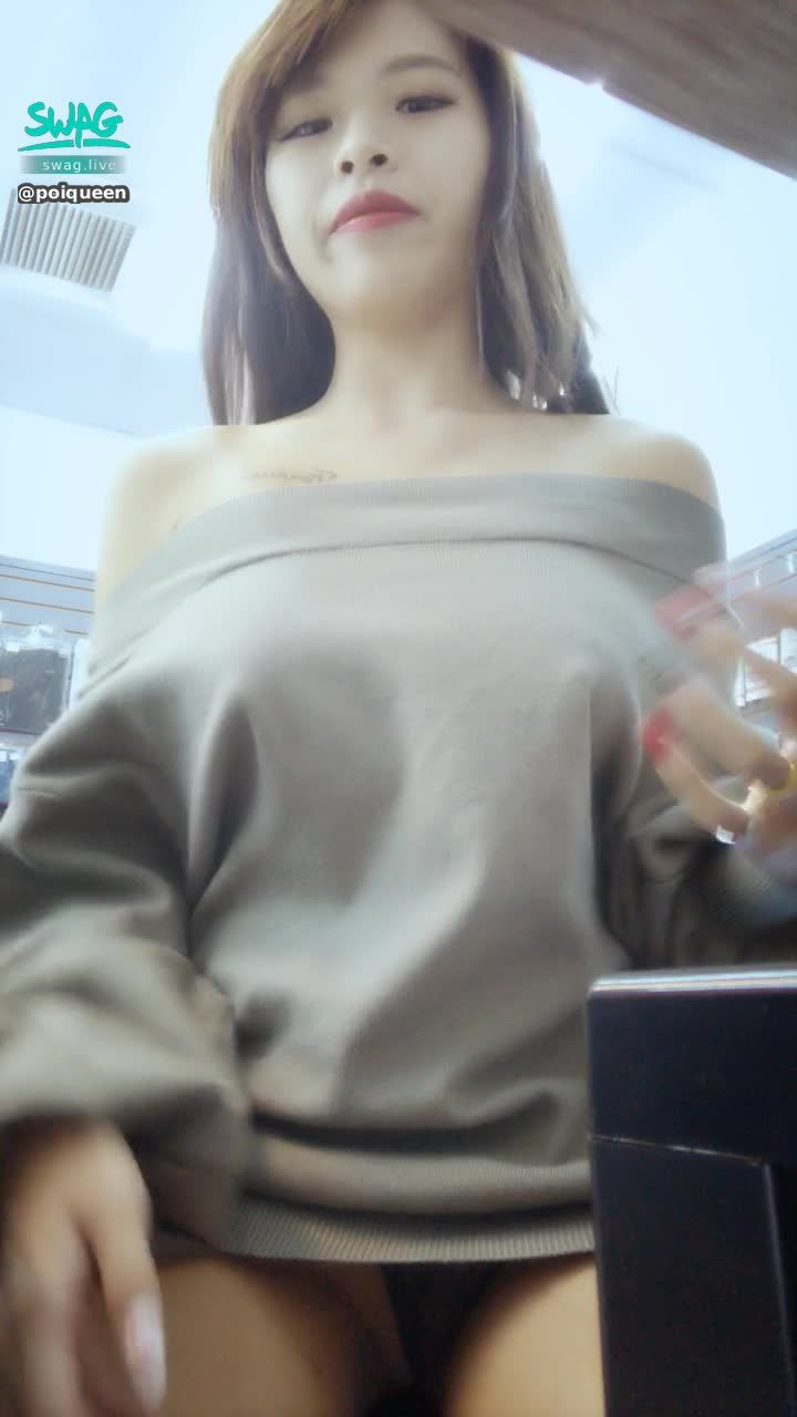 poiqueen : 🔞#男友視角之偷窺女友上班 女友上班激凸了 腿間有點癢