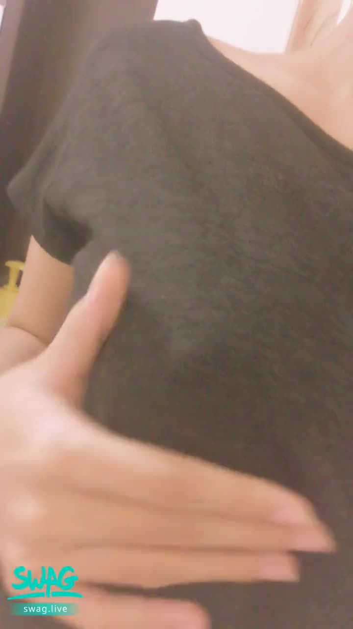 l*****t : 睡覺不穿內衣又容易激凸‼️
而這件睡衣可居家也可...😈