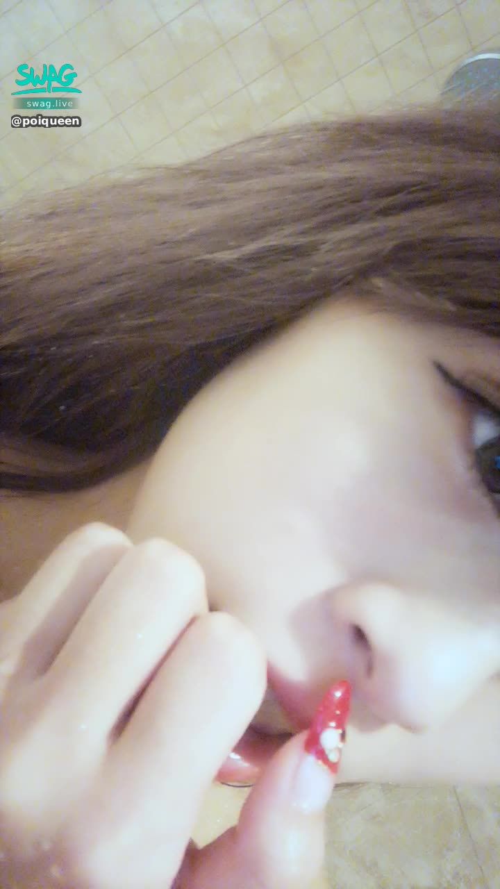 poiqueen : 🔥高潮迭起 露臉洗澡濕漉漉 4 近拍小白虎被手指分開