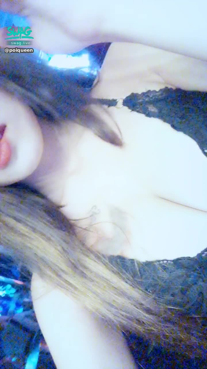 poiqueen : 是不是穿太少 拍到一半 被路人猛抓奶