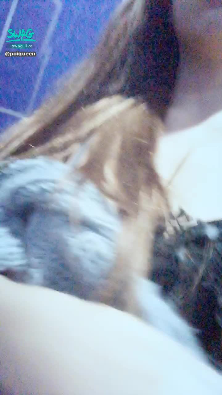 poiqueen : 這件毛衣的好處就是方便穿脫