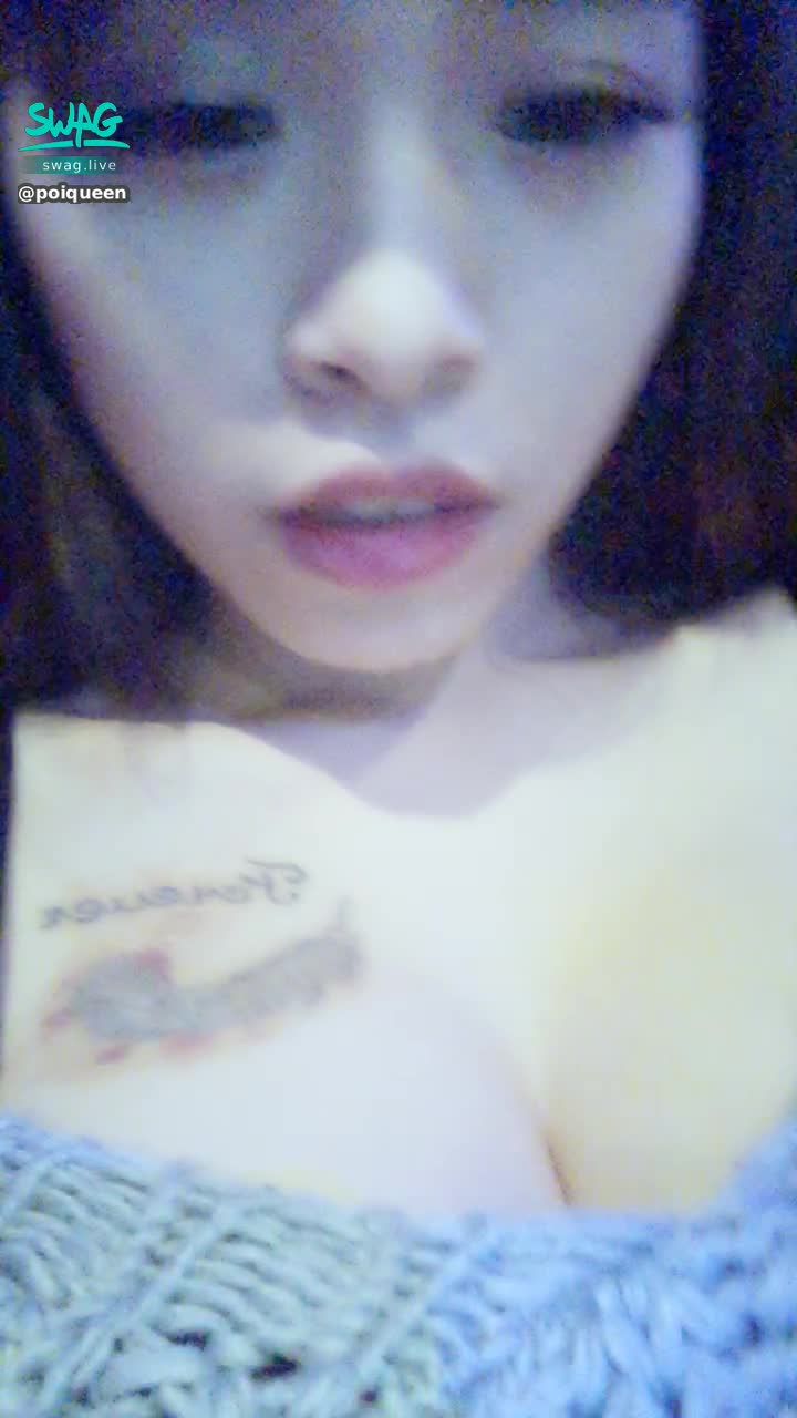 poiqueen : 在那麼多男人面前拉下內衣 妥當嗎