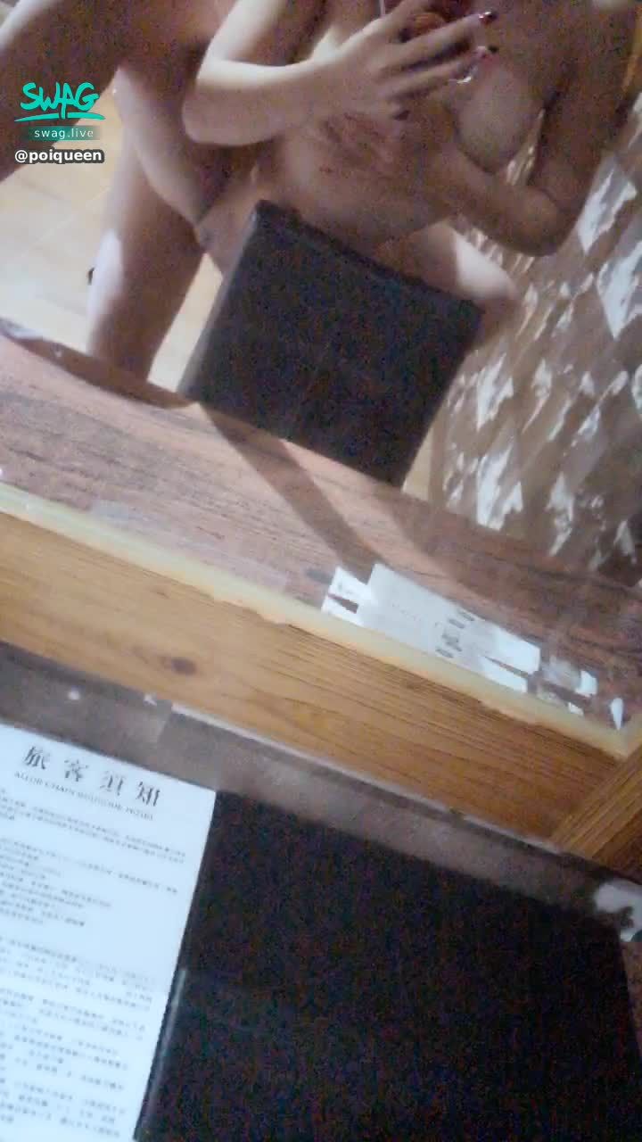 poiqueen : 🔞比AV更AV🔞 對著鏡子開腿 白虎穴太騷了