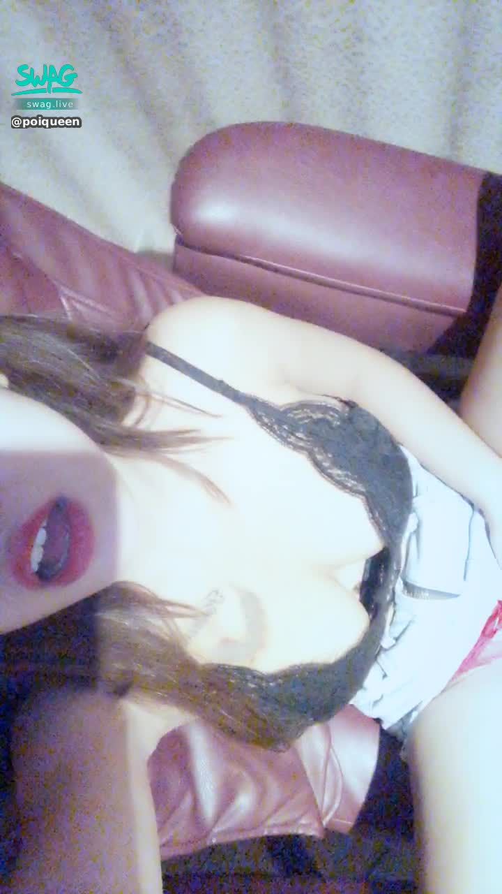 poiqueen : 坐在八爪椅上 大腿分開兩側