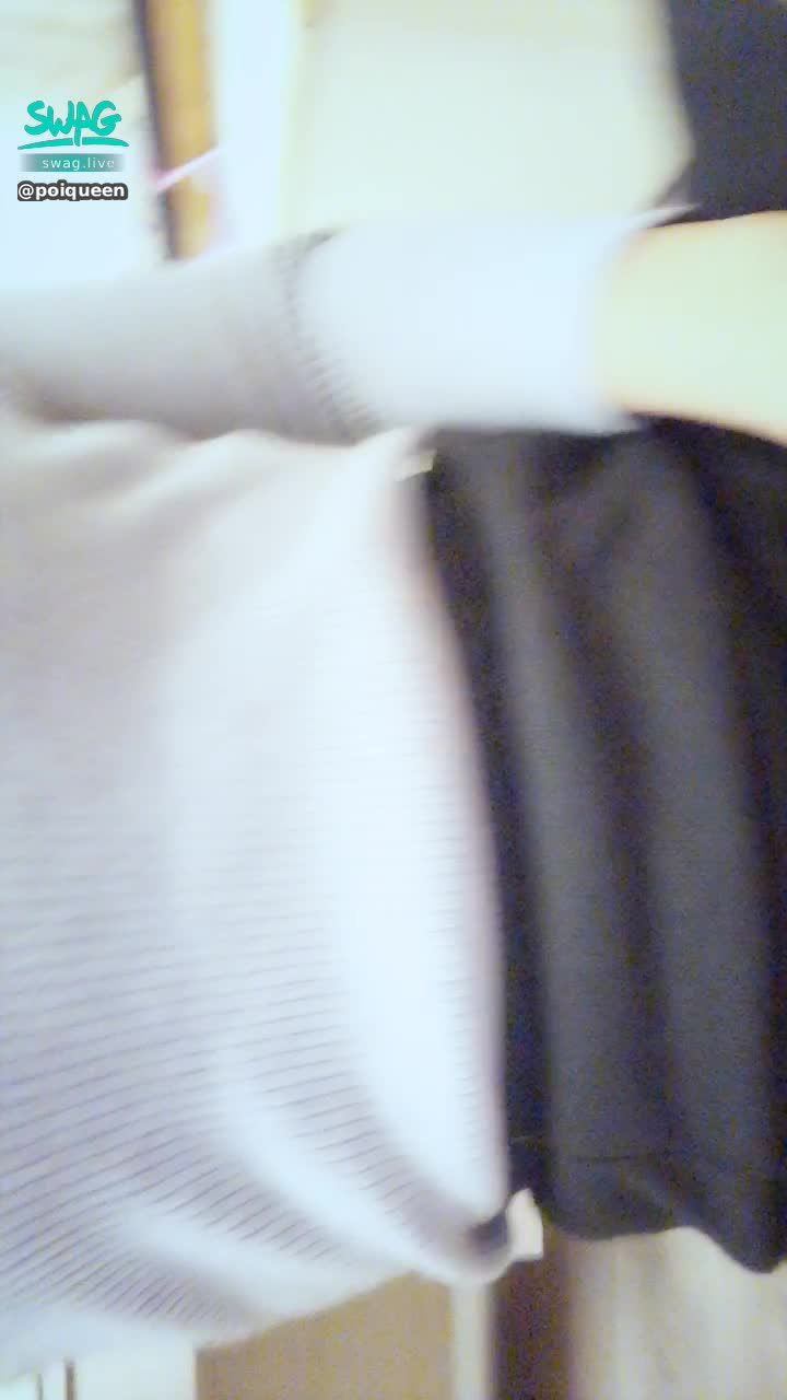 poiqueen : 在很多人面前開腿 沒穿內褲 鮑魚外露