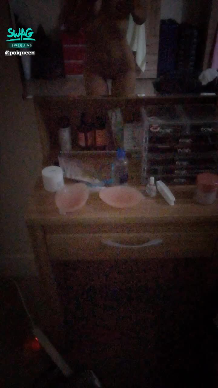 poiqueen : 一大早全裸在你面前 夠嗆嗎