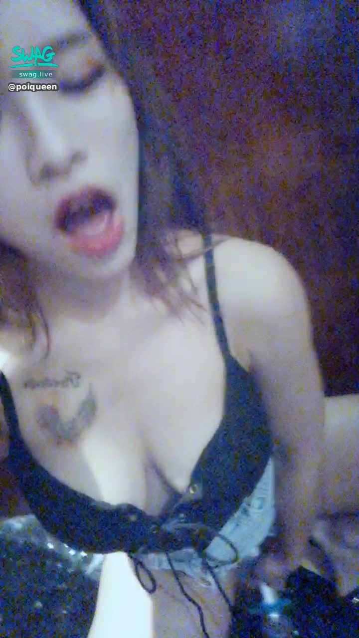 poiqueen : 🎤KTV露臉 看著鏡頭 猙獰的把麥克風塞進小穴