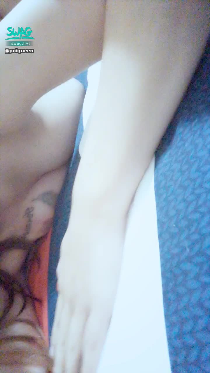 poiqueen : 在家人面前全裸