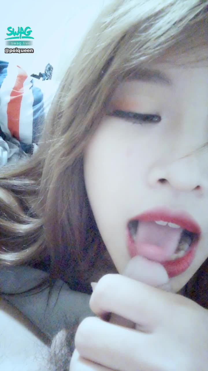 poiqueen : 🔞比AV更AV🔞露全臉在鏡頭前 吸著男人的龜頭