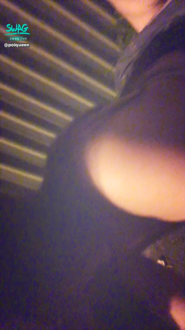 poiqueen : 🔥🙈 🙉 🙊3P🔥後面正在被深插 前面在含哥哥的肉棒