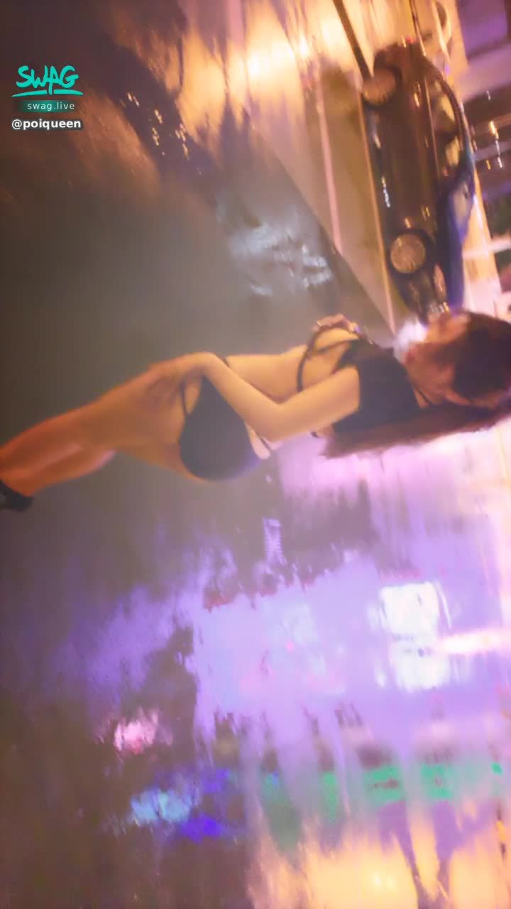 poiqueen : 這篇不解會後悔死！看我在雨中撫摩自己的全身
Swag史上最敬業