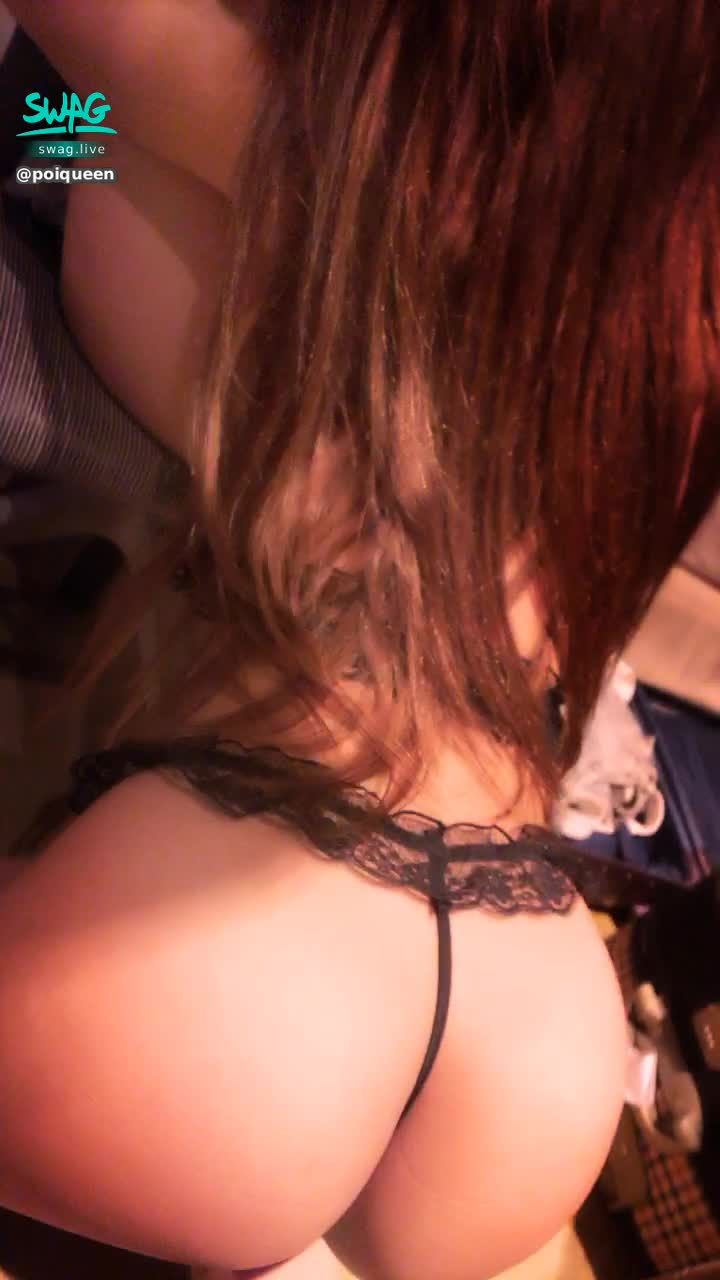 poiqueen : 🈲️女女雙丼🈲️ 用奶摩妹妹的小穴 直接掰開大腿不囉嗦