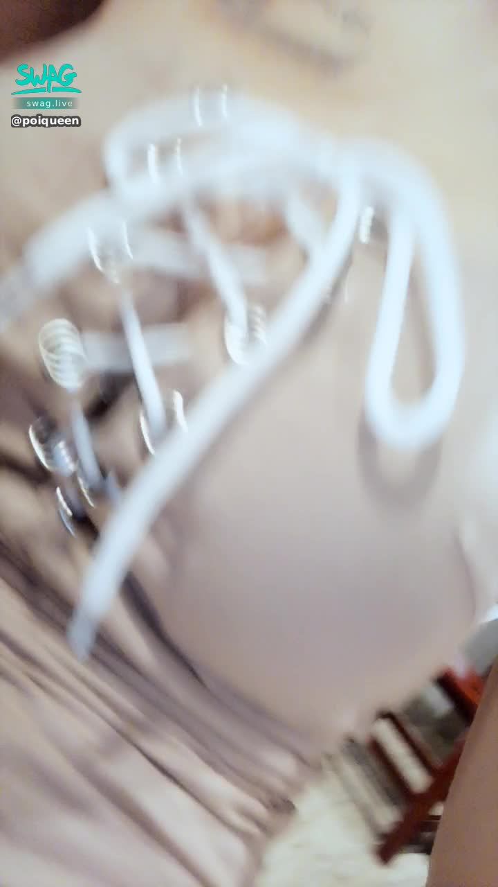 poiqueen : 在超級多人的餐廳
打開下空的腿