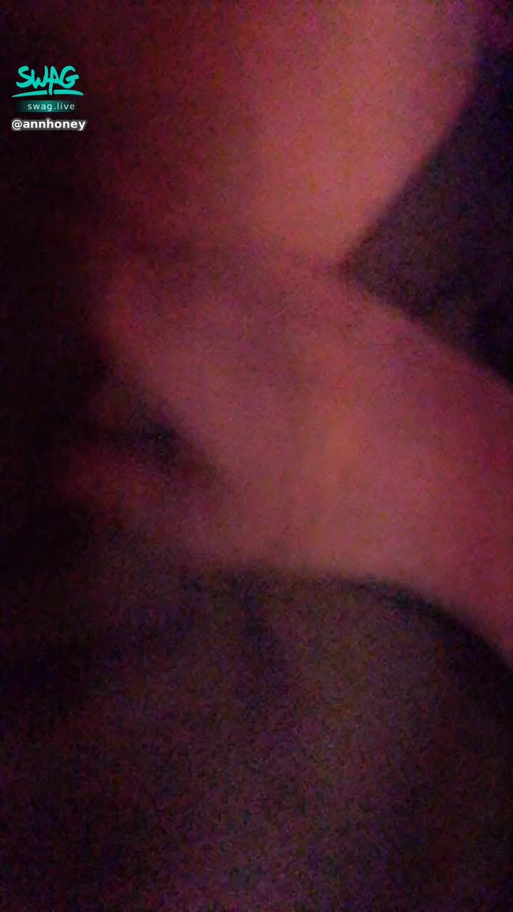 a******y : 翹臀美尻💃🏻在夜市遊戲區玩耍慰慰❌❌❌