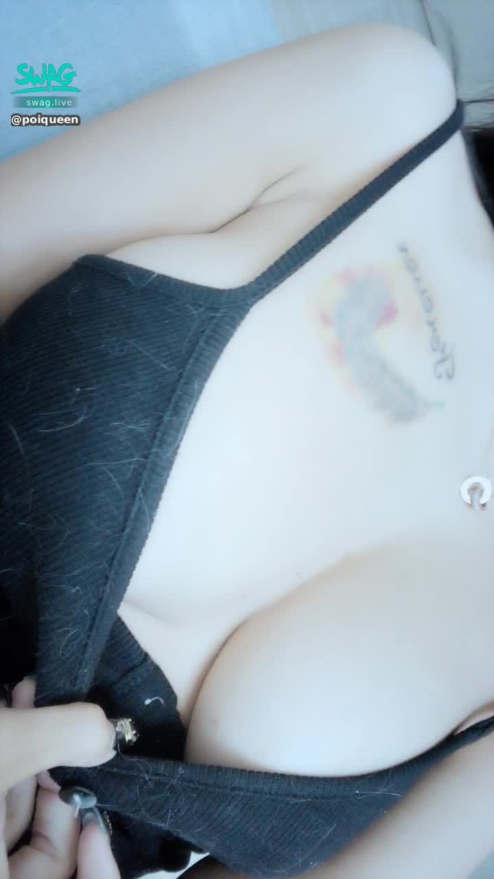 poiqueen : 家人都在客廳...我露奶頭