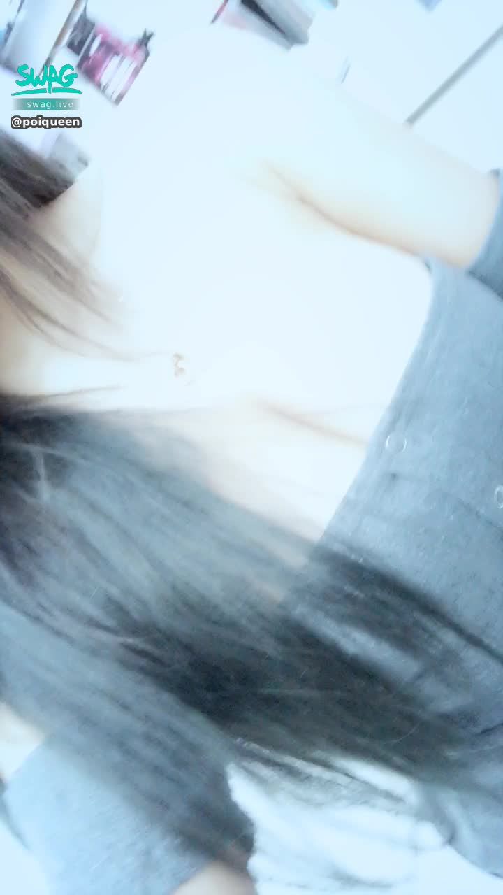 poiqueen : 在客人面前拉下衣服