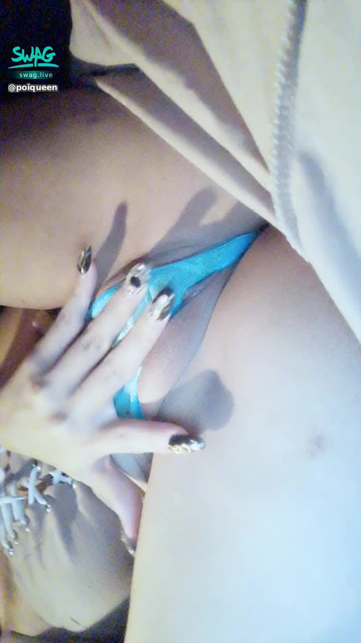 poiqueen : 🈲️在粉的車上 小穴翻開 好粉唷