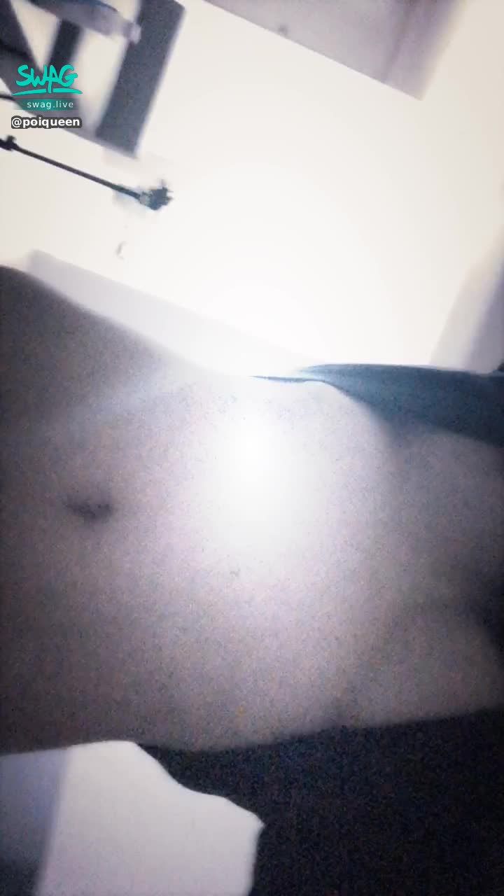 poiqueen : 直接掀起衣服露奶頭❤️
出門