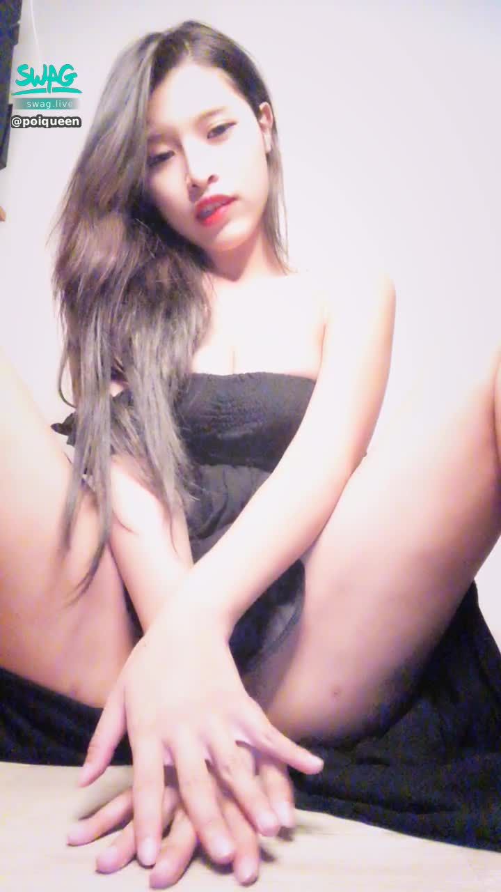 poiqueen : ✨露臉同框系列✨開著M腿 摸著小穴 聞到濃濃的淫水