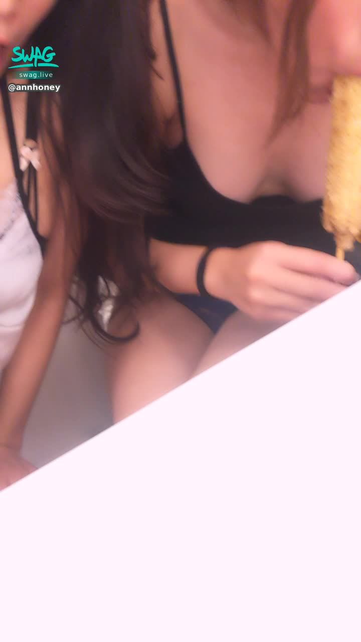 a******y : 🔥鴦鴦癢癢🔥女女露臉露點又吸又舔粗粗長長的...