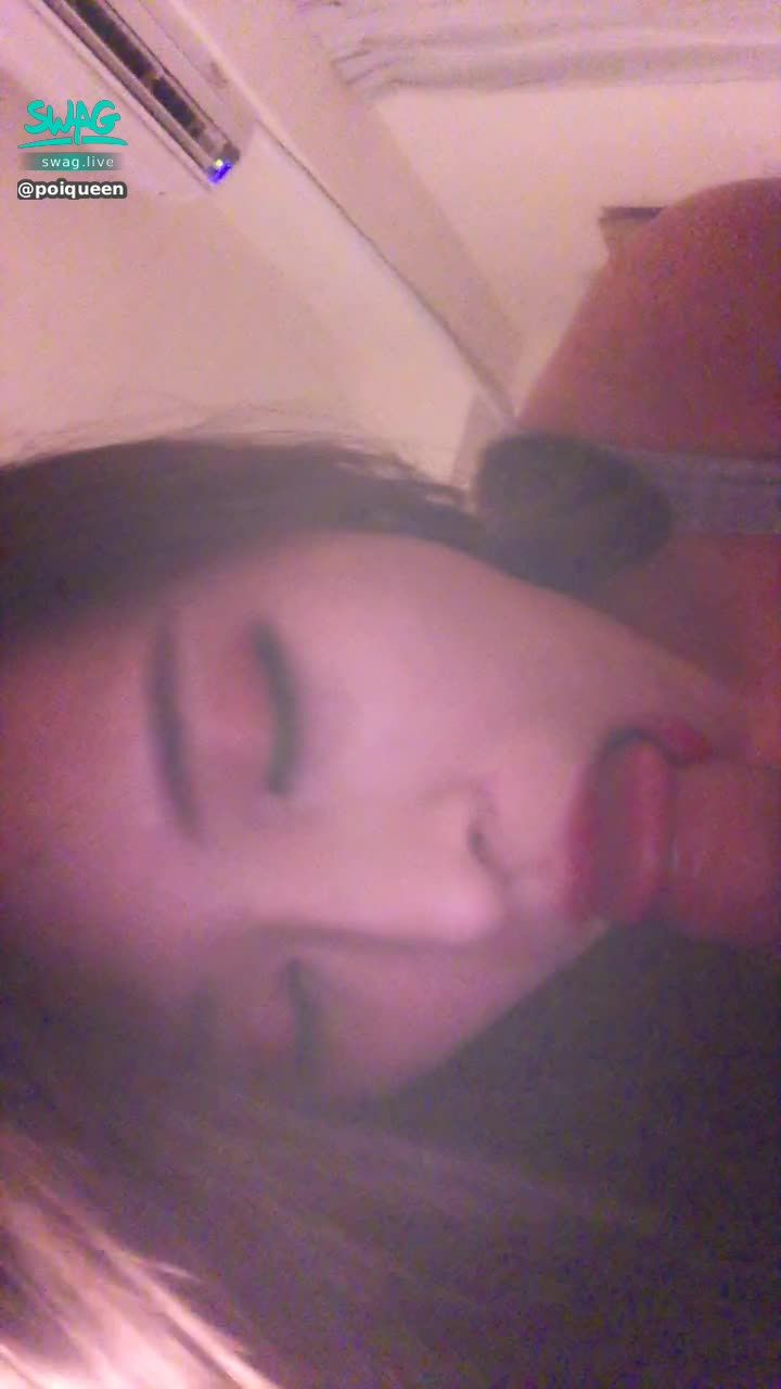 poiqueen : ‼️露臉口交同框‼️肉棒太粗長 只能含一半