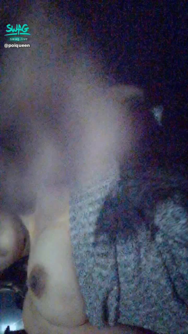 poiqueen : 直接亮兩顆裸奶