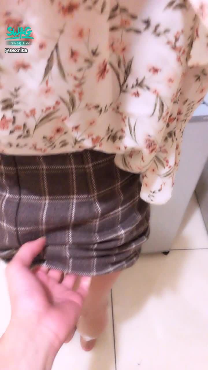 s*****a : 🔞被主管發現穿裙子沒穿內褲👙穿裙子就是不愛穿內褲嘛