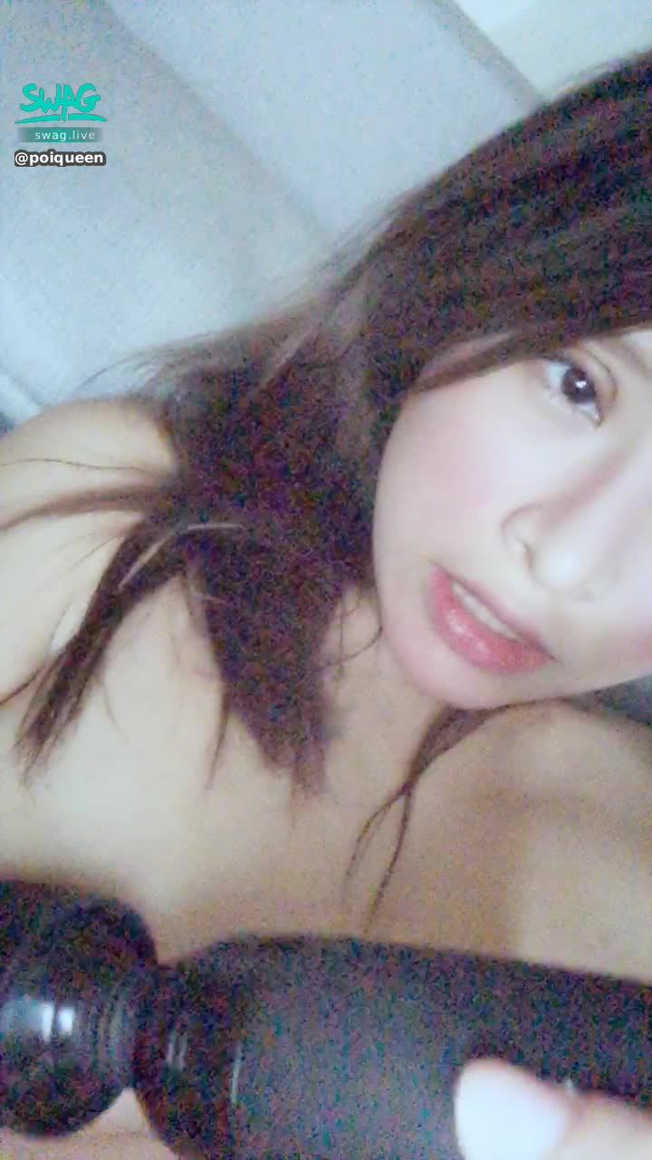 poiqueen : 🔥看著鏡頭玩自己奶頭同框
還不小心叫了