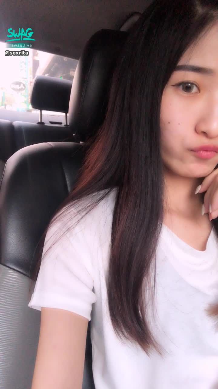 s*****a : 🌹露臉嚕💗今天穿這個新裙子👗直接露內褲👙夠騷吧