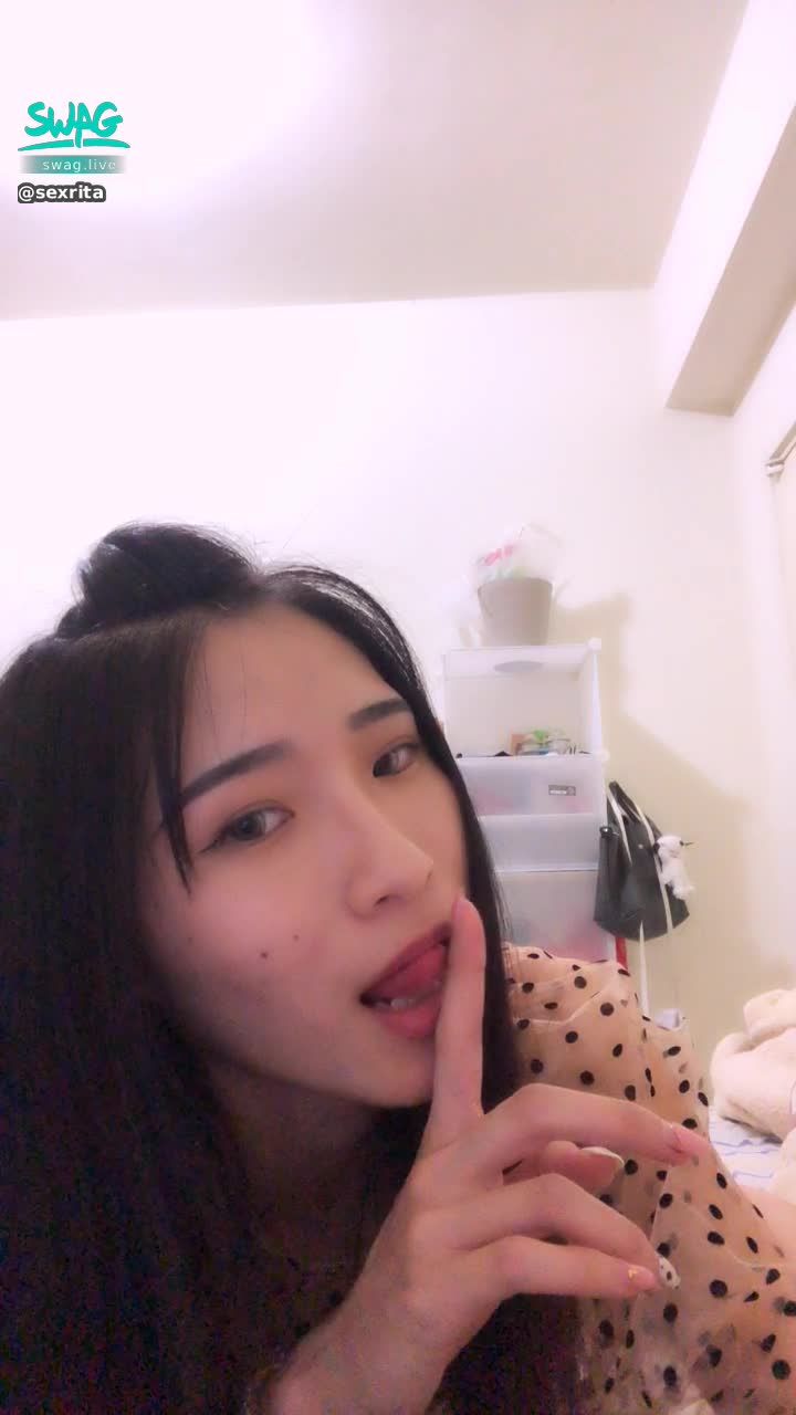 s*****a : 😈💦喜歡這樣露臉添手指從遠處淫蕩的爬向你嗎？❤️