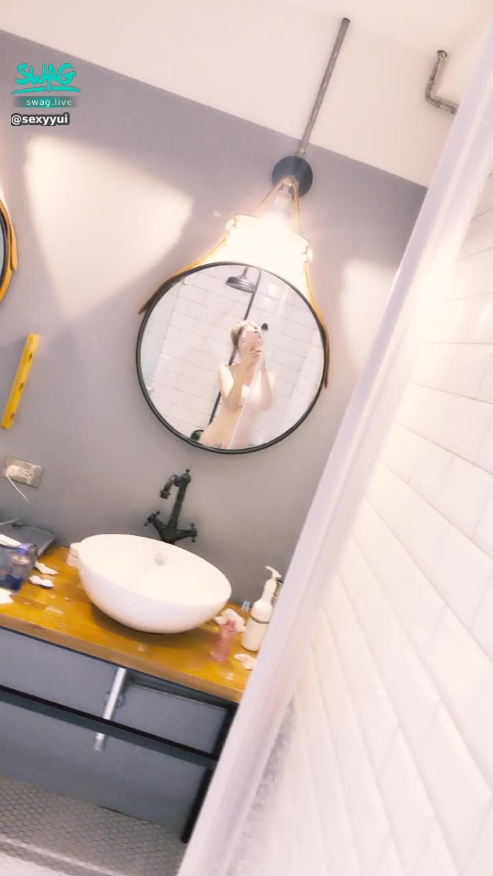 sexyyui : 看著鏡子洗澡好爽