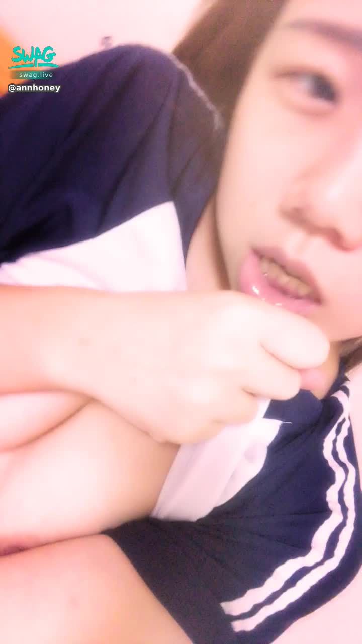 a******y : ㊙️絲襪美足㊙️露臉 露點 玩雙乳 軟 嫩 你值得試試