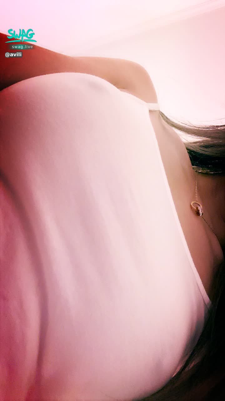  : 哥哥們❤️私藏送的噴水淫片有露臉的唷😘還不快來跟我領❤️只要回覆下面群發影片告訴avili 想要我扮演什麼角色💕就能得到囉❤️