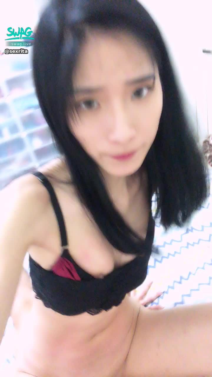 s*****a : 🔥直達頂點！實戰！露臉被幹死❤️好爽💗清晰的小穴跟肉棒的交合❤️奶頭跑出來見人ㄌ