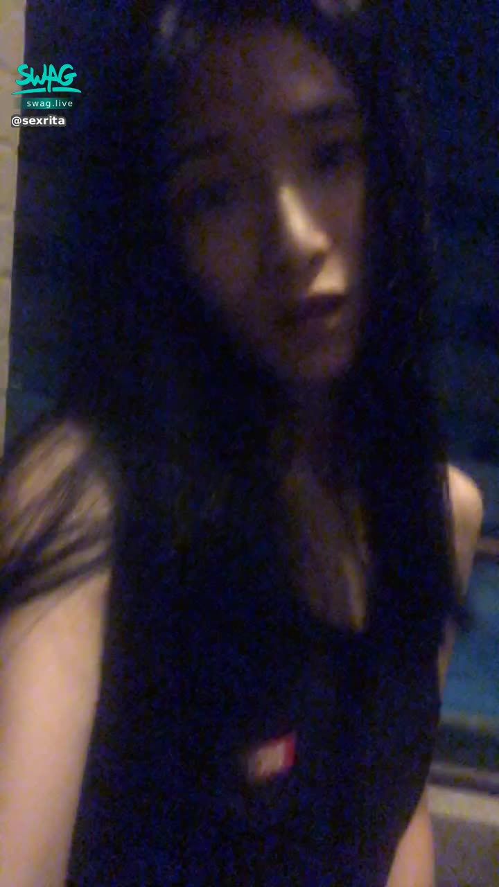 s*****a : 🔥🔥🔥必火！！🔥陽台自慰！好刺激！❤️小穴濕的跟下雨一樣！好羞恥💗