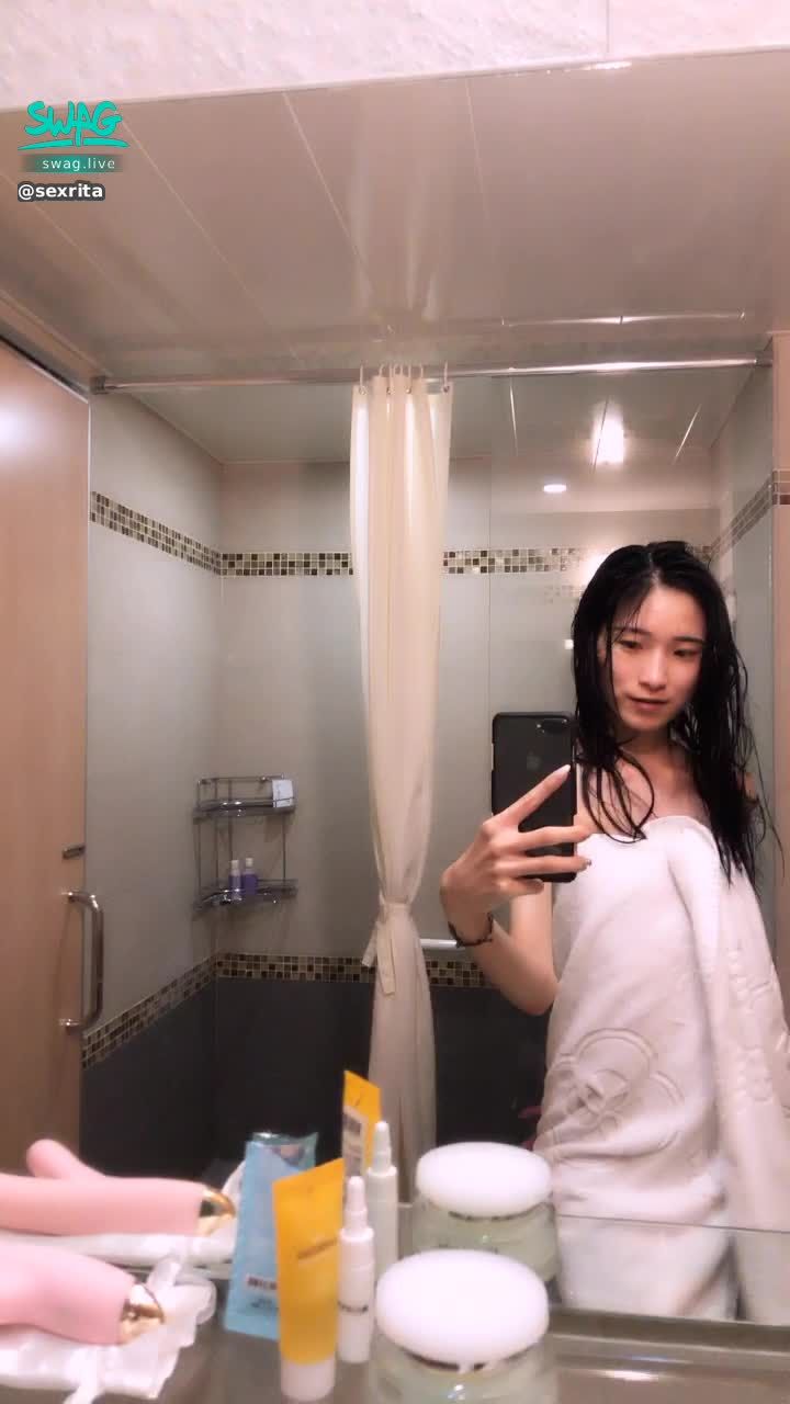 s*****a : 🔥🔥爆火！必解！🔥🔥甩著濕漉漉ㄉ頭髮浴巾直接掉了！直接拿掉吧❤️反正我也不愛穿衣服💗
㊙️限時送情趣用品禮物拿隱藏版淫片喲❤️