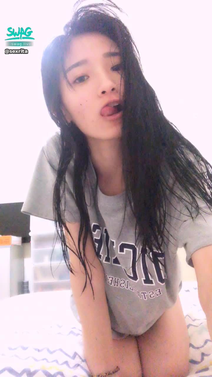 s*****a : 濕答答頭髮甩著真好看❤️露臉騷穴💗內褲都脫了還不快約我幹起來！！