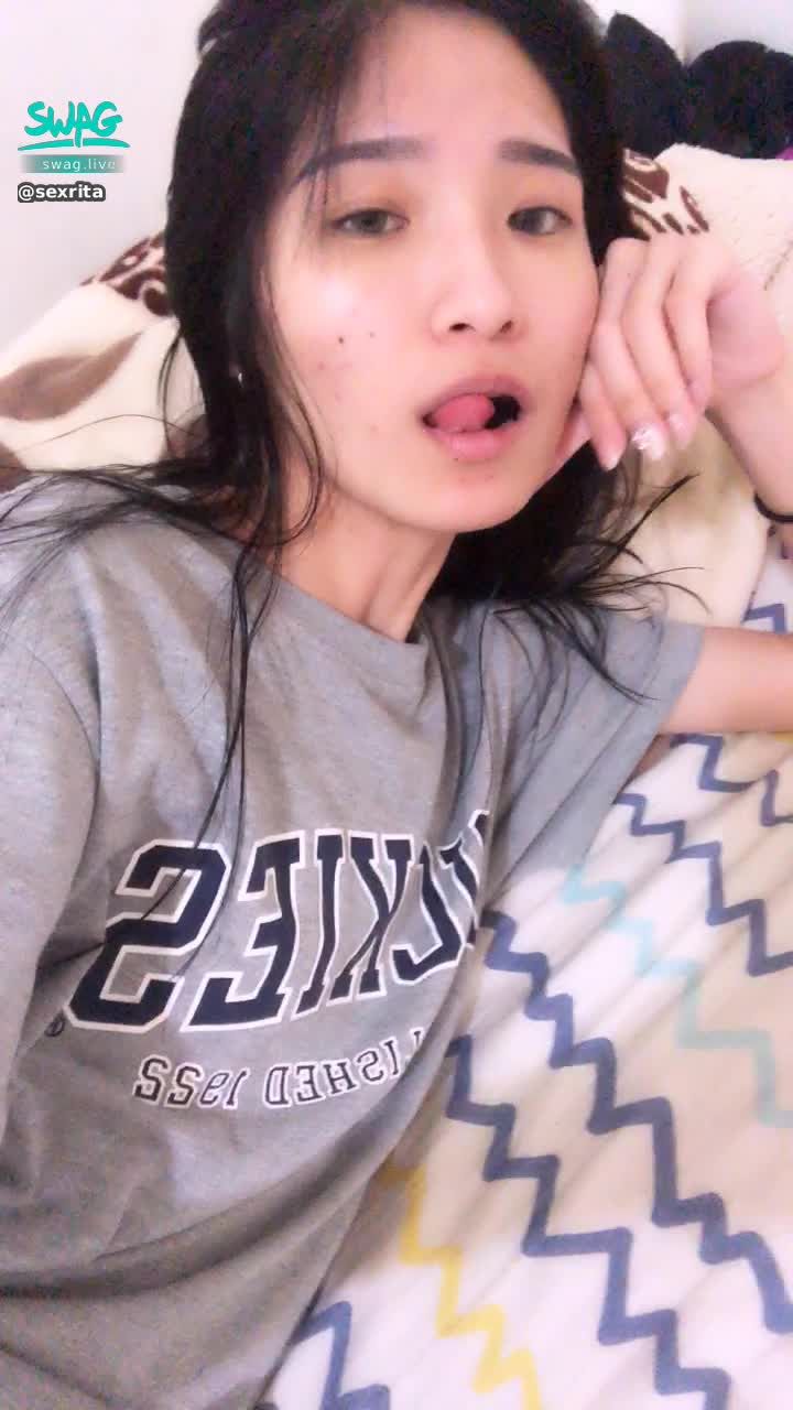 s*****a : 露臉！騷逼❤️同框💗！！白皙長腿❤️淫蕩小白虎出沒