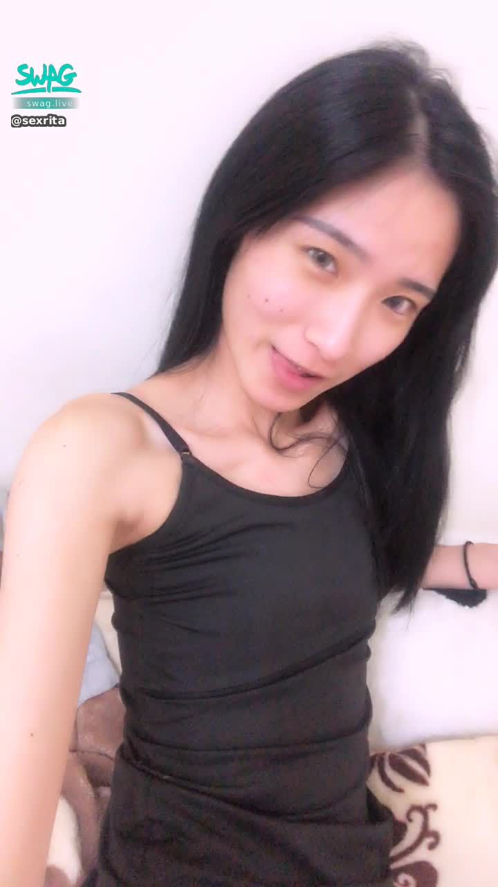 s*****a : 近距離肉穴！！想看我有多騷請私訊❤️！！這個腰窩很性感❤️