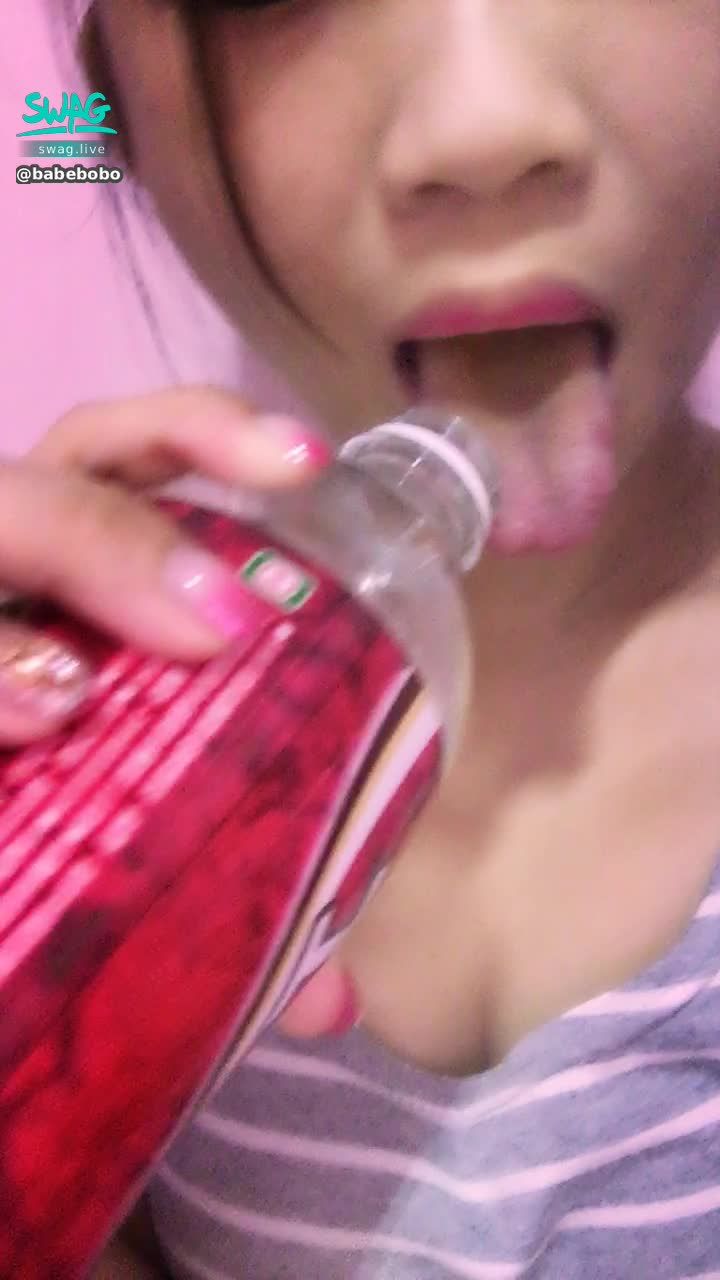 b******o : 🔥可樂瓶挑戰🔥露臉小蘿莉淫蕩舔瓶口💦配上人家的淫叫🤫誰想給我舔舒服😏搭配這樣的奶💋剛好吧？要再多嗎🈲️
