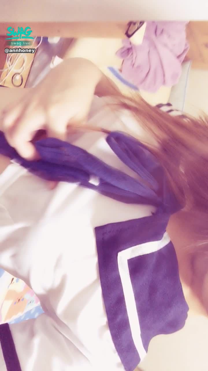 a******y : 激凸的奶子 裙底的秘密 騷騷學妹在這🙋