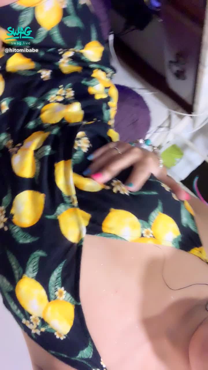 hitomibabe : 剛洗完澡 自摸奶頭 ，想聽我淫蕩叫聲嗎
