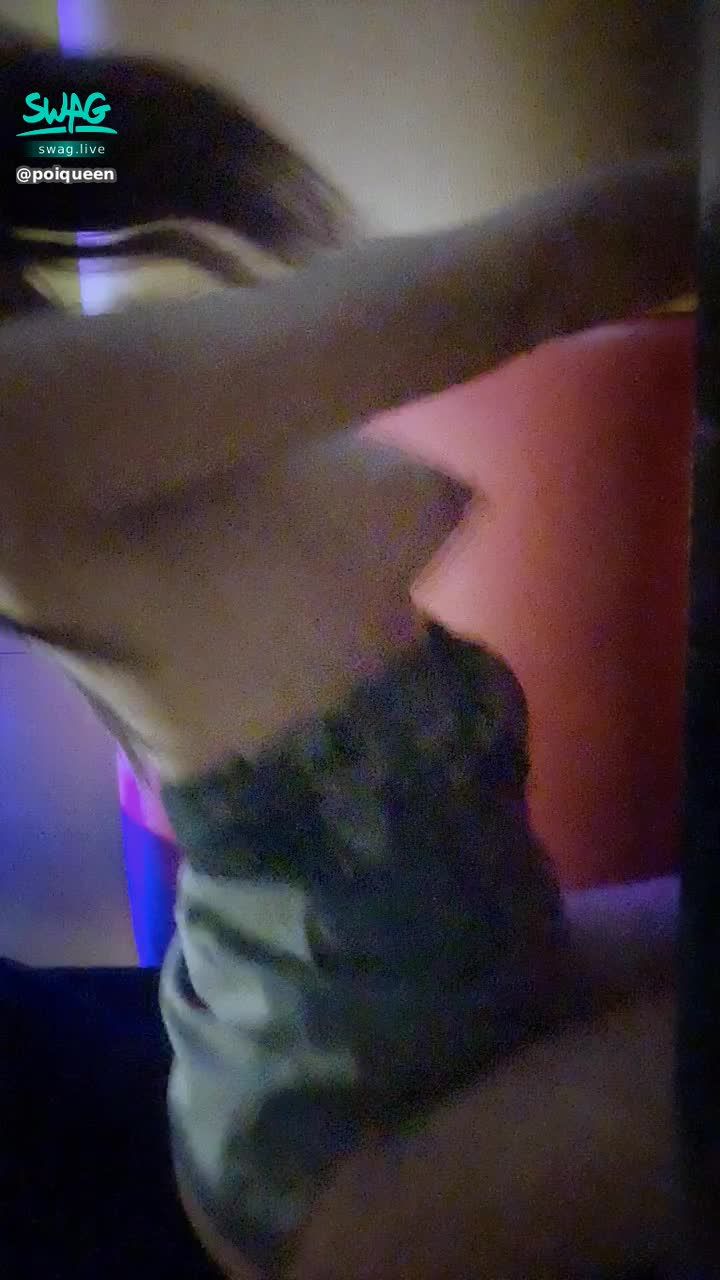 poiqueen : ❤️KTV傳播妹❤️直接趴在沙發上被客人頂 客人好像很興奮