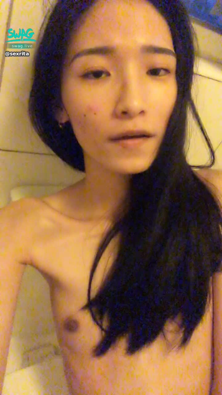 s*****a : 露臉廁所按摩棒快速抽插💗又要高潮了！！