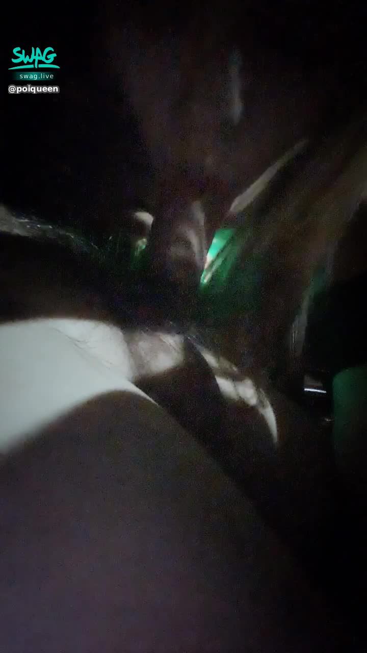 poiqueen : 💗休息站車震💗露臉看著鏡頭含著肉棒  超級淫蕩的波衣