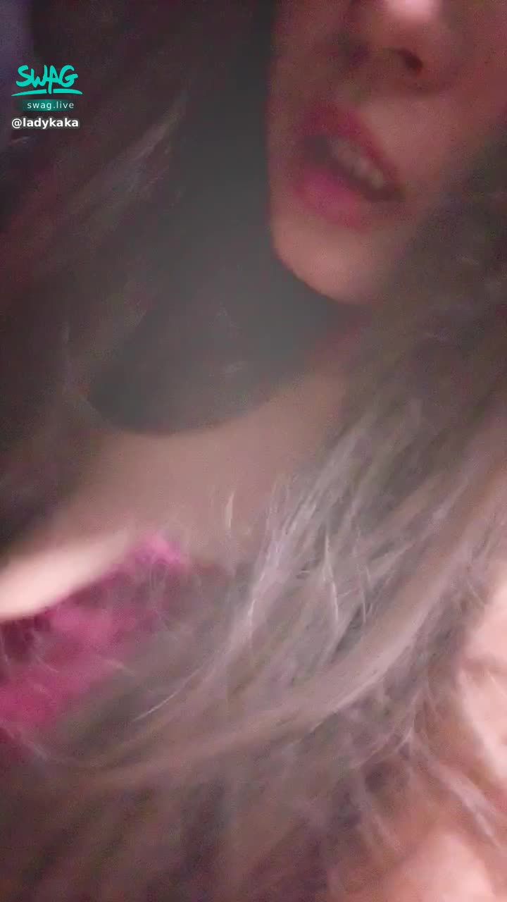 l******a : 刺激約小野狗 😈 單腳猛力的...不能太大聲  整個憋氣痛苦 很爽又不能叫...