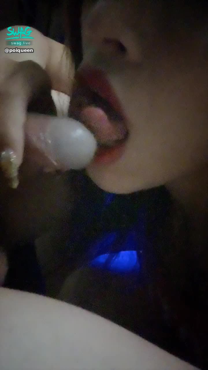 poiqueen : 😈肥宅實戰😈 露臉看著鏡頭 含著肥宅的短🐔🐔