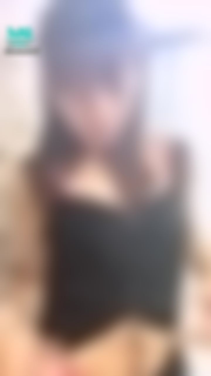 lovemeredith : 🧝🏻‍♀️妖姬vivi把你的大寶貝弄的舒舒服服的😌，性感粉桃色內褲，弄得你起生理反應👻