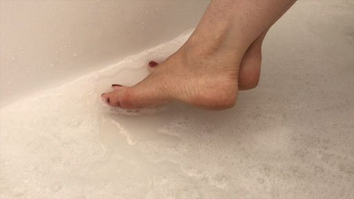 s*********s : Watch as Sammy shaves her legs, armpits and vagina in the bathtub.