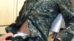 h********u : 不服管教的海陸學弟,竟將上士學長綁在椅子上!
矇眼、綑綁、調教、控射樣樣來!